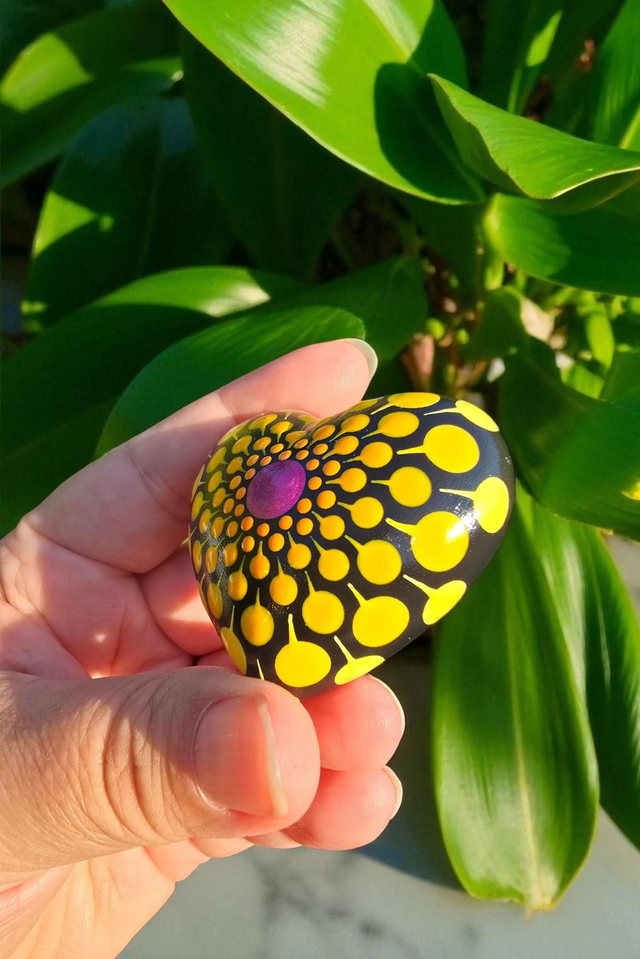 Petit coeur mandala pointillisme fuchsia métallisé, orange et jaune