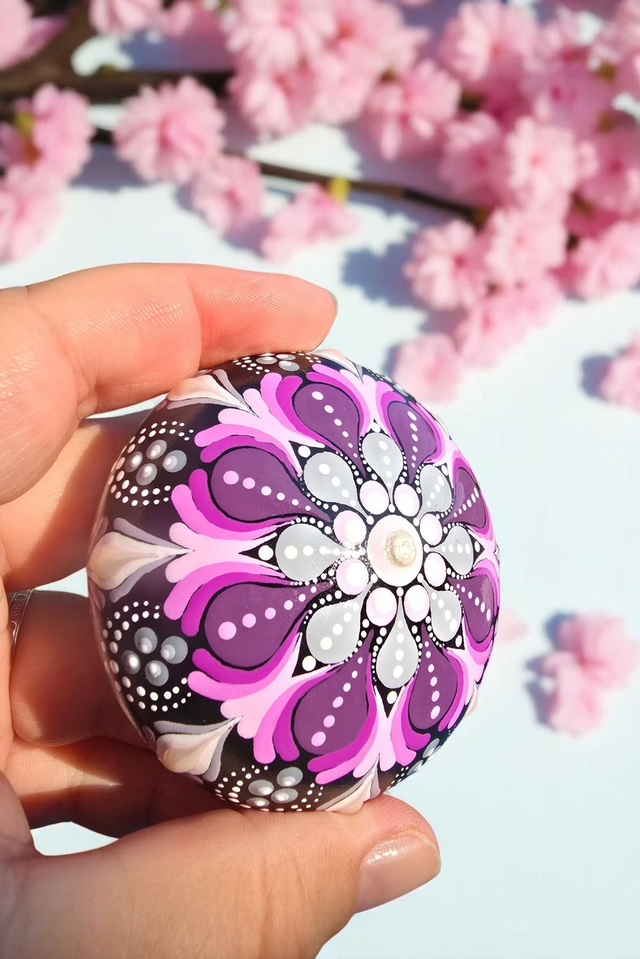 Petite pierre mandala en pointillisme violet & gris