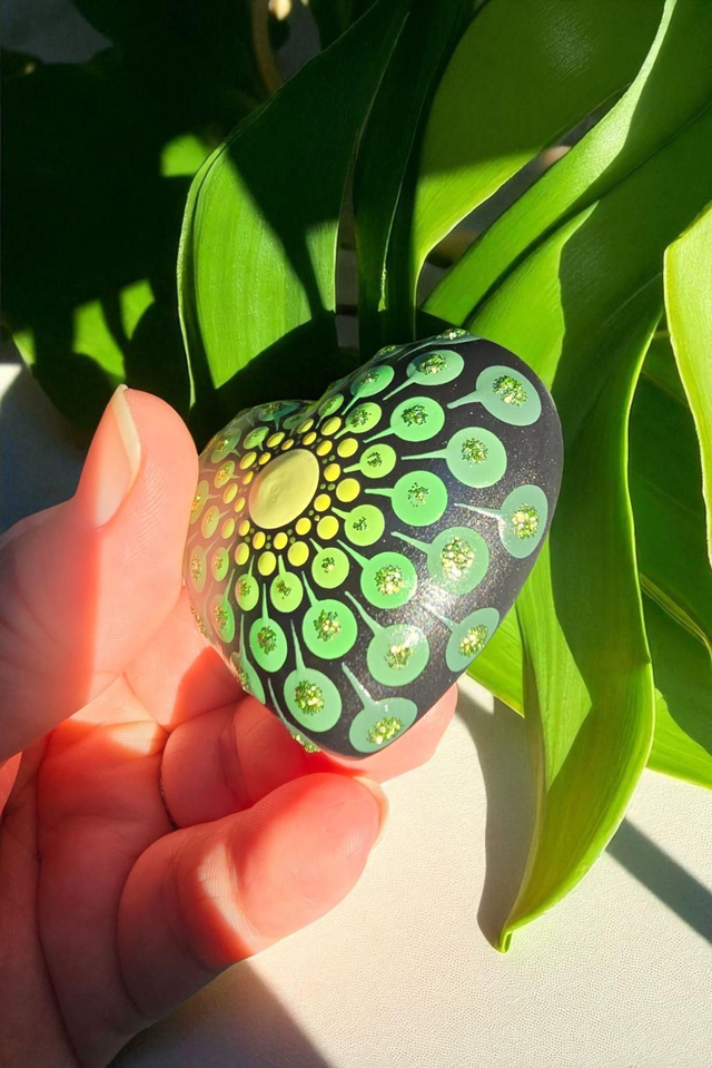 Petit coeur mandala en pointillisme vert pailleté