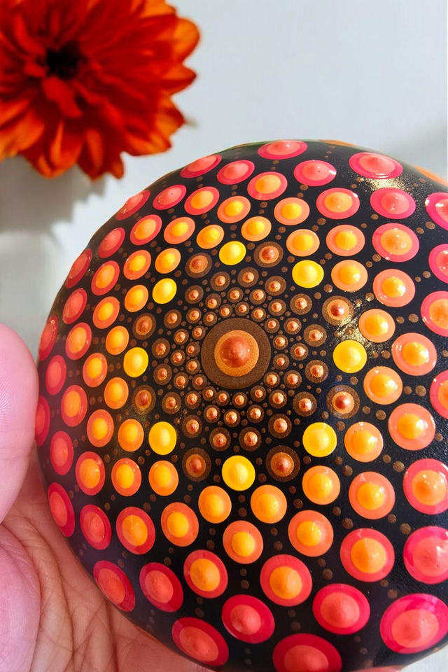 Grande pierre mandala en pointillisme orange et cuivre