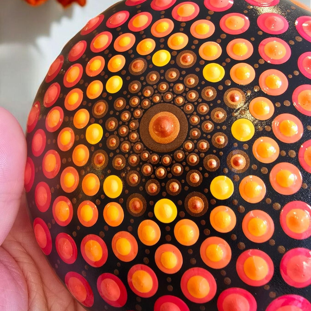 Grande pierre mandala en pointillisme orange et cuivre