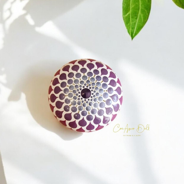Petite pierre mandala en pointillisme violine nacré et blanc