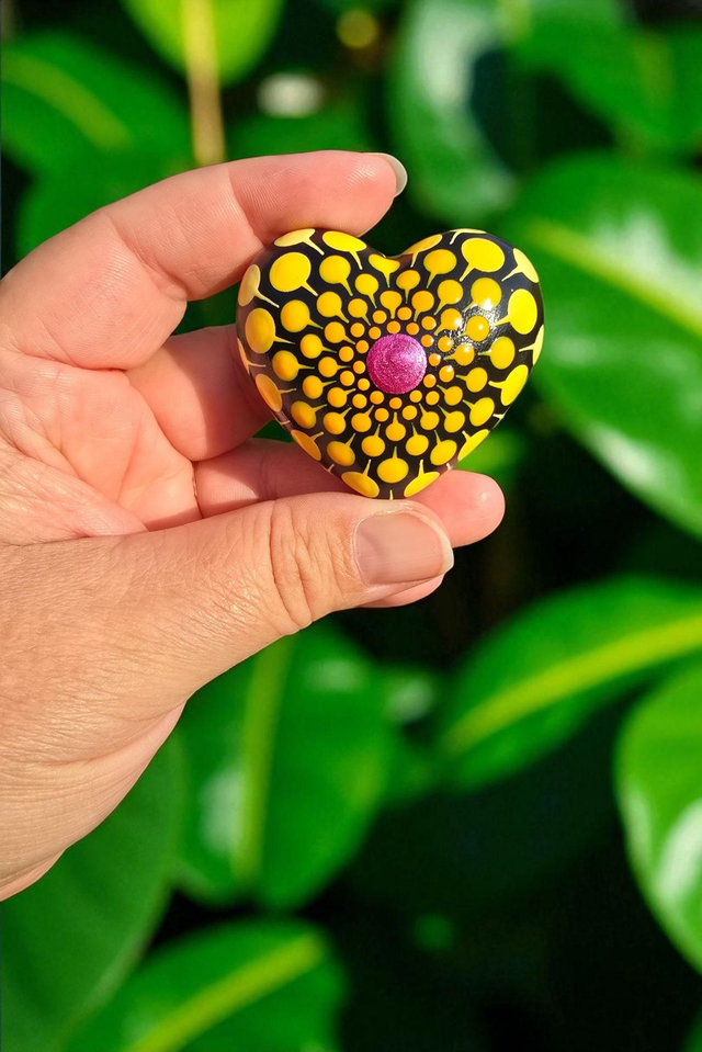 Petit coeur mandala pointillisme fuchsia métallisé, orange et jaune
