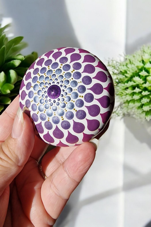 Petite pierre mandala en pointillisme violine nacré