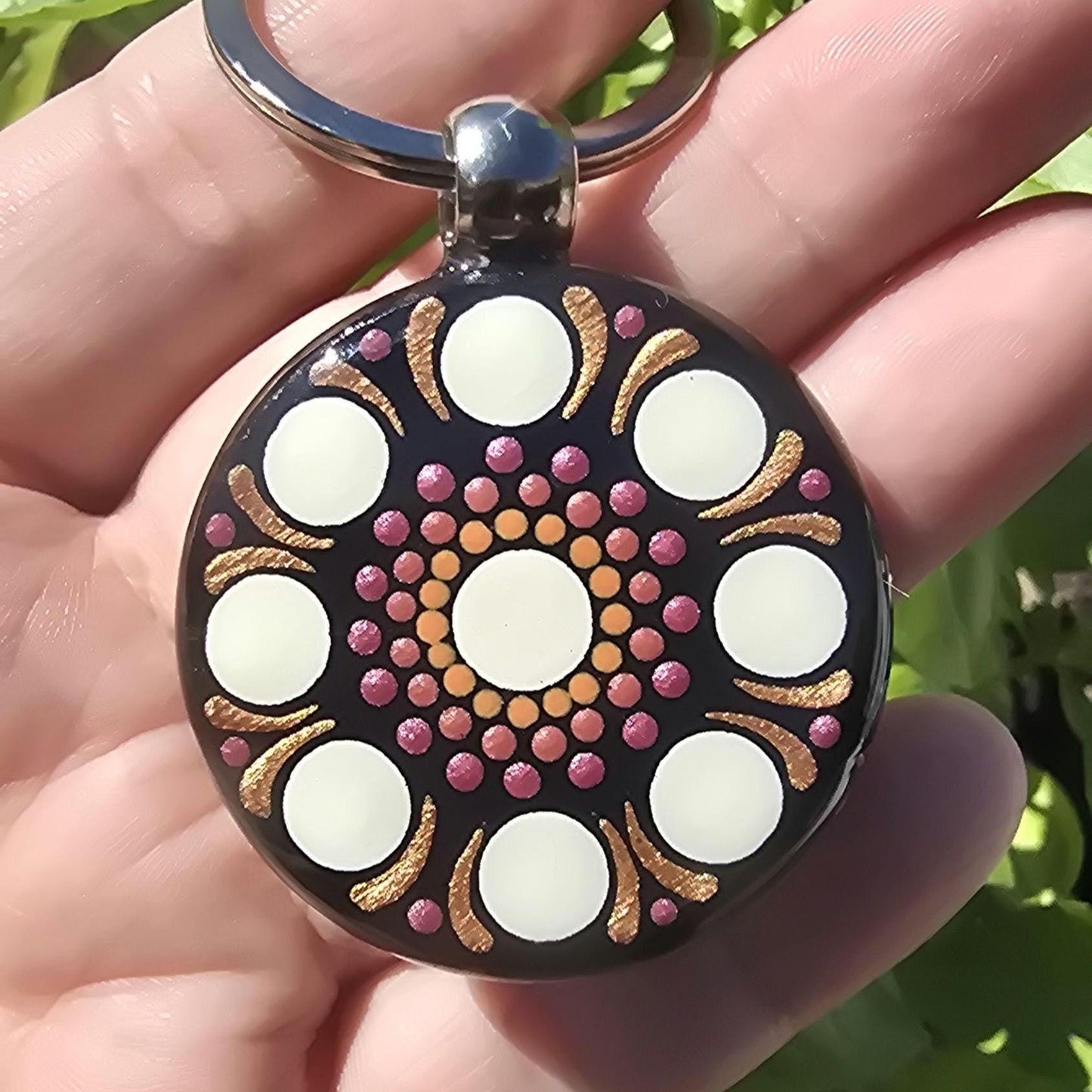 Porte-clés rond mandala peint recto verso terre cuite, fuchsia métallisé, crème et cuivré