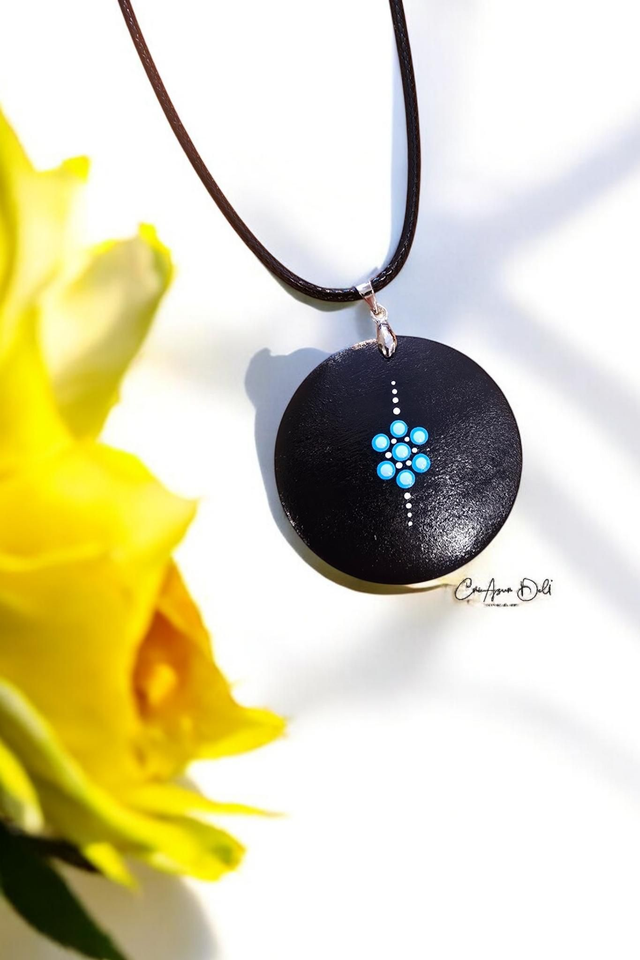Collier mandala en bois bleu vert et jaune - strass bleu Swarovski