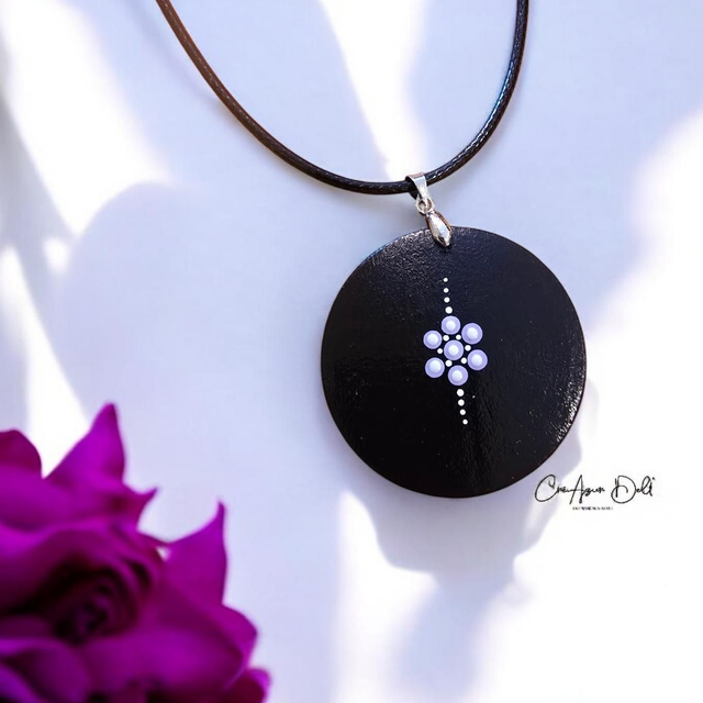 Collier en bois mandala mauve & violet- strass blanc Swarovski