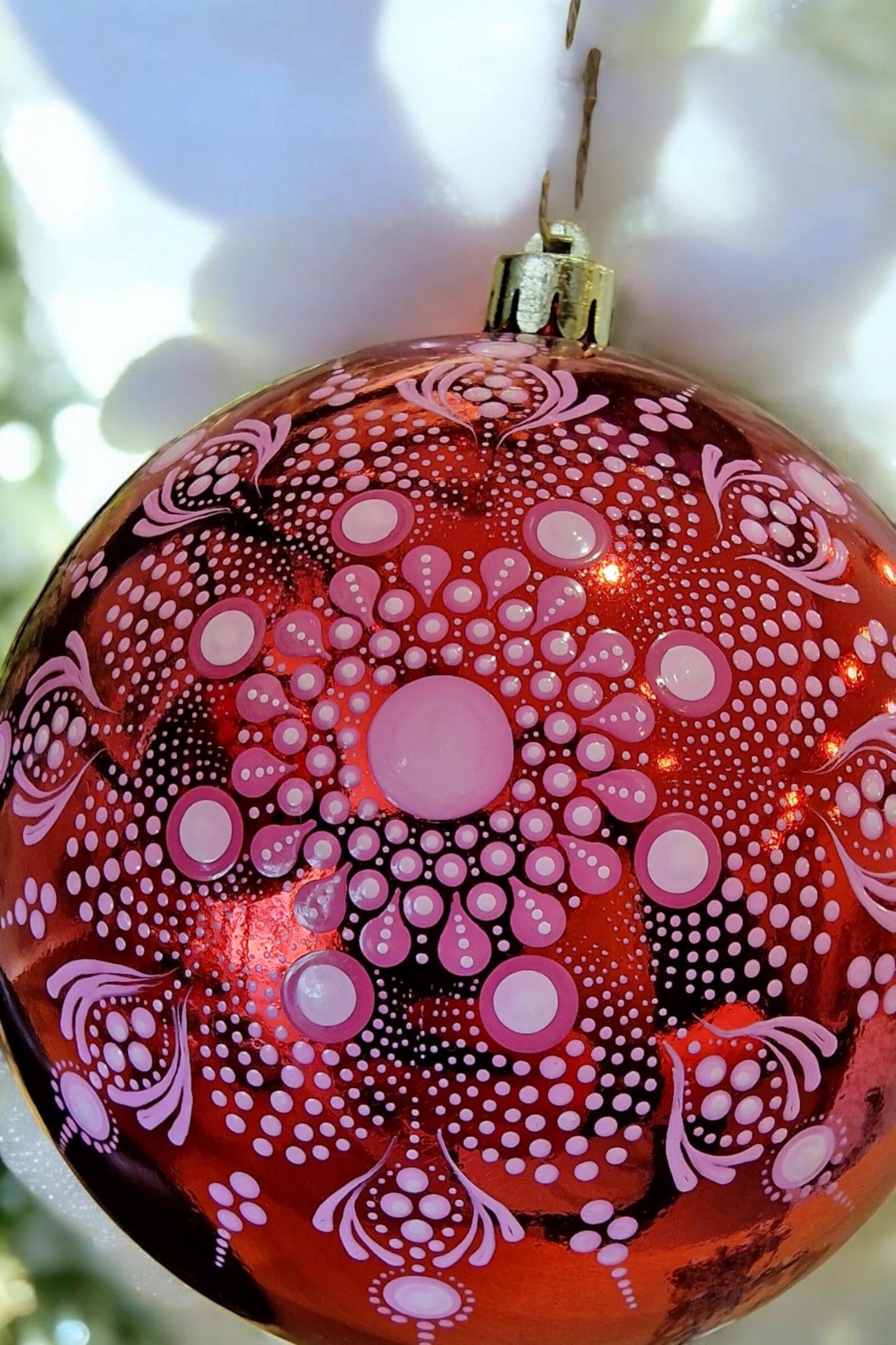 Grosse boule de noël rouge mandala pointillisme