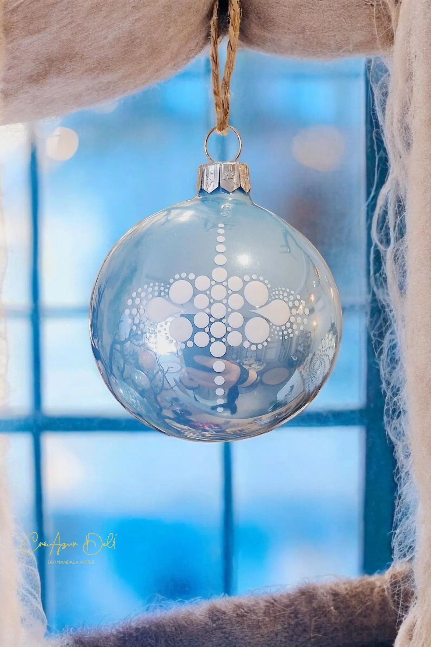 Boule de Noël en verre bleu ciel – Mandala blanc en pointillisme