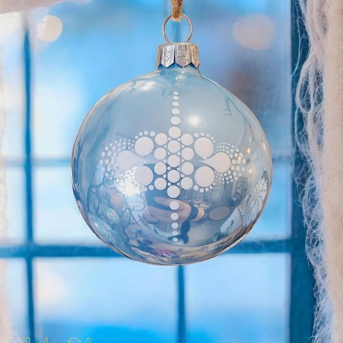 Boule de Noël en verre bleu ciel – Mandala blanc en pointillisme