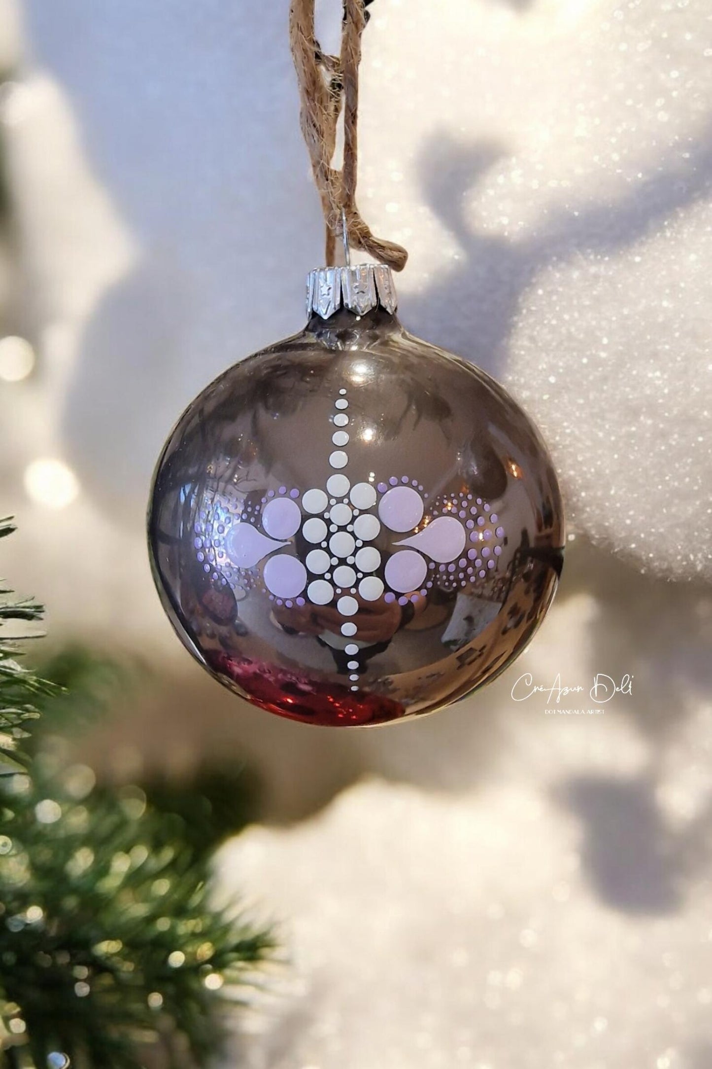 Boule de Noël en verre taupe – Mandala mauve en pointillisme
