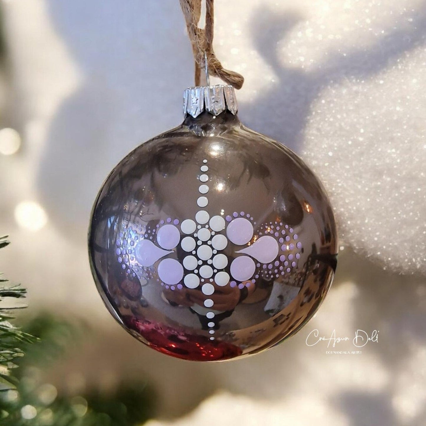 Boule de Noël en verre taupe – Mandala mauve en pointillisme