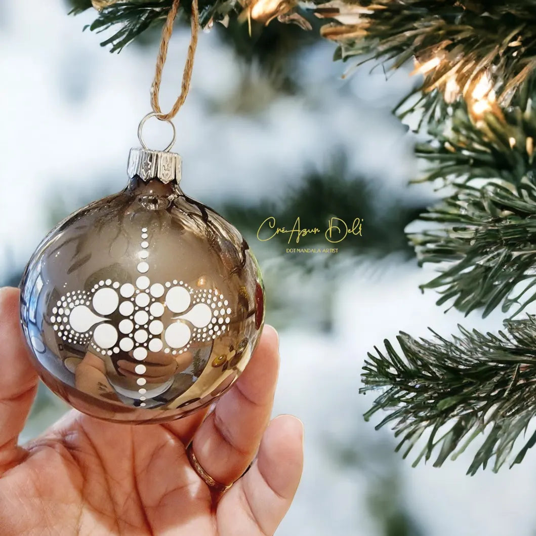 Boule de Noël en verre taupe – Mandala blanc en pointillisme