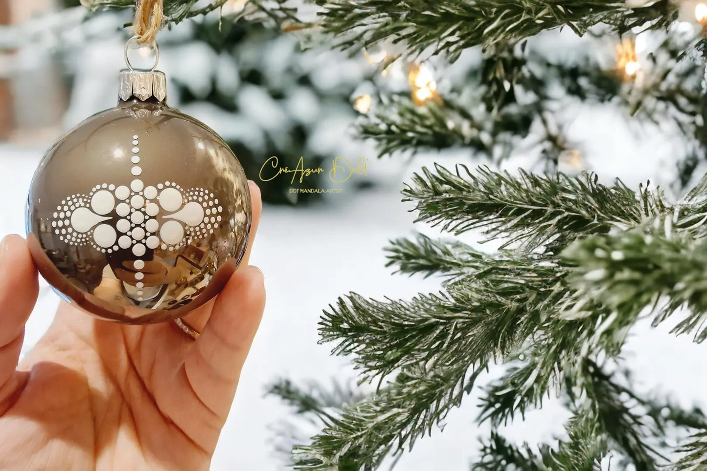 Boule de Noël en verre taupe – Mandala blanc en pointillisme