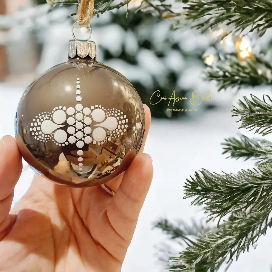 Boule de Noël en verre taupe – Mandala blanc en pointillisme