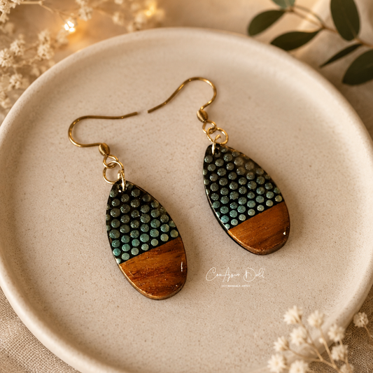 Boucles d'oreilles goutte en bois peint à la main – Mandala bleu métallisé – Bijou bohème léger – Crochet doré – Cadeau femme
