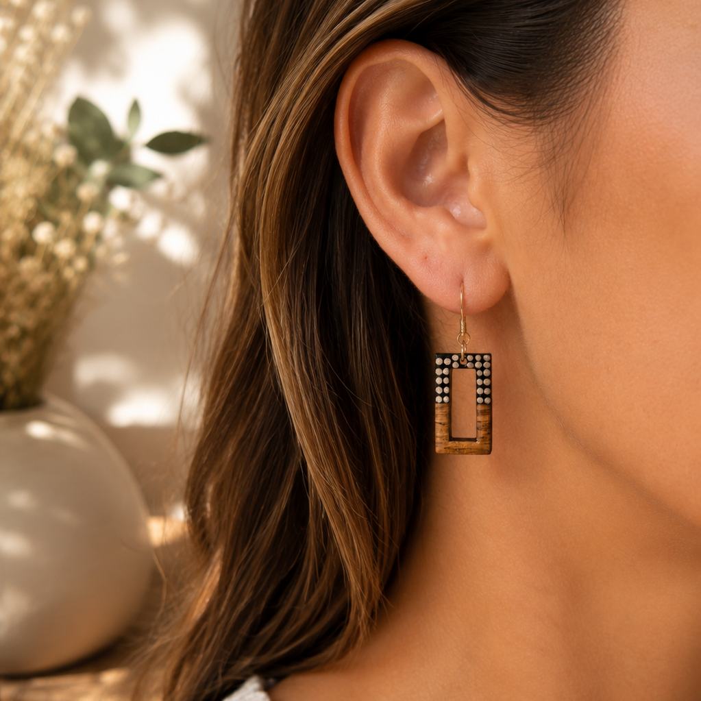 Boucles d'oreilles rectangulaires à trou gris rosé metallisé ultra légères en bois et résine, pointillisme