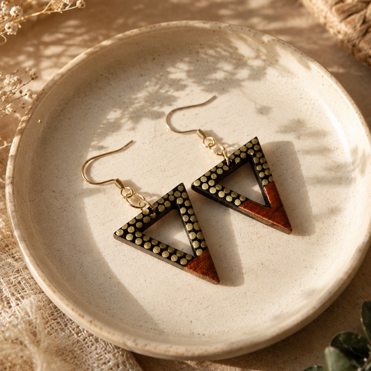 Boucles d'oreilles triangles vert metallisées ultra légères en bois et résine, pointillisme