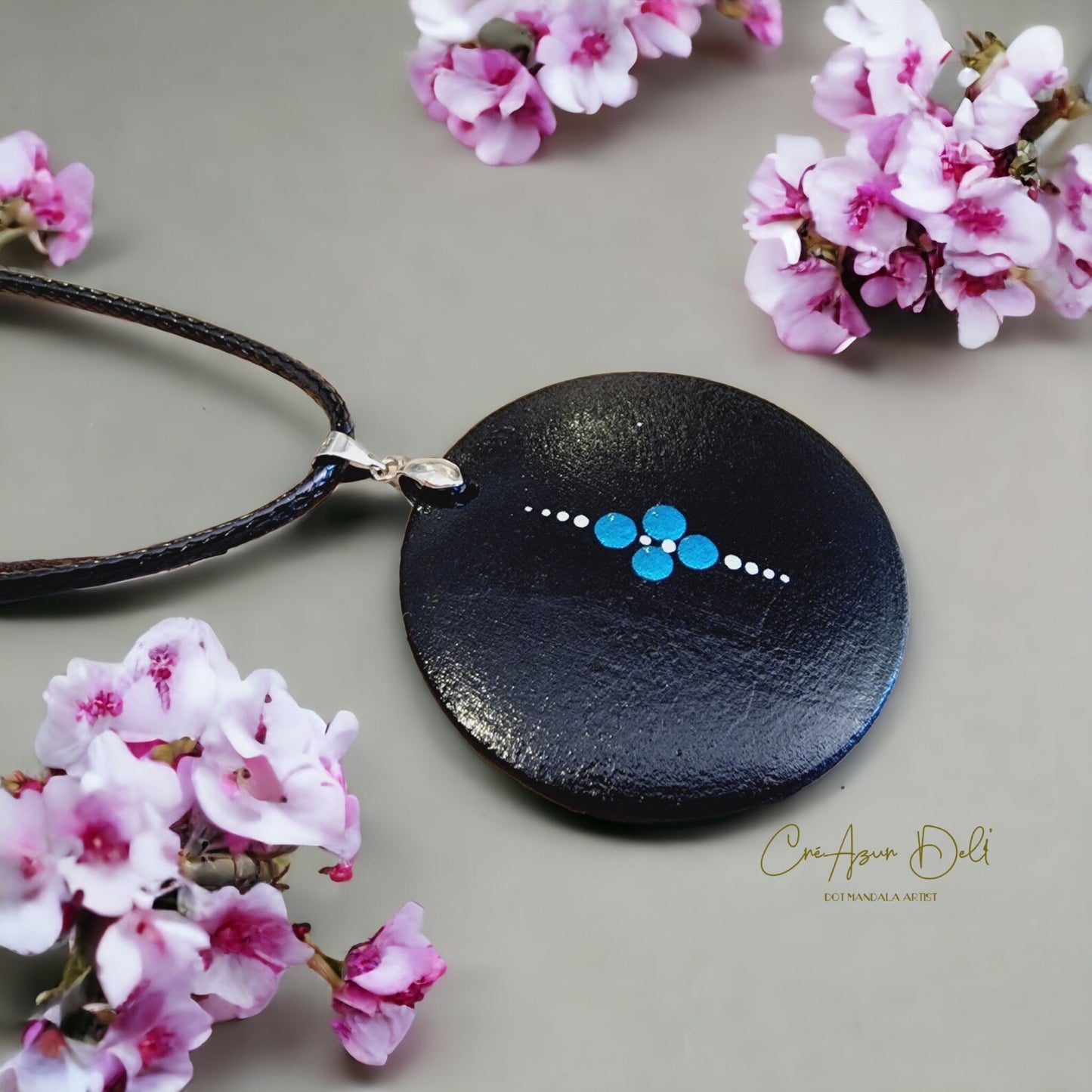 Collier mandala en bois bleu métallique, collier femme, cadeau personnalisé