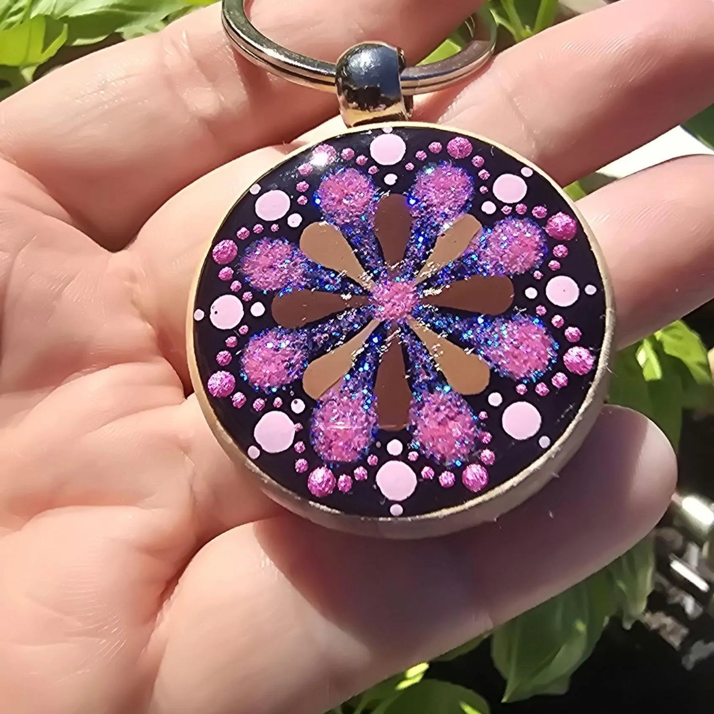 Porte-clés rond mandala peint recto verso rose pailleté et marron
