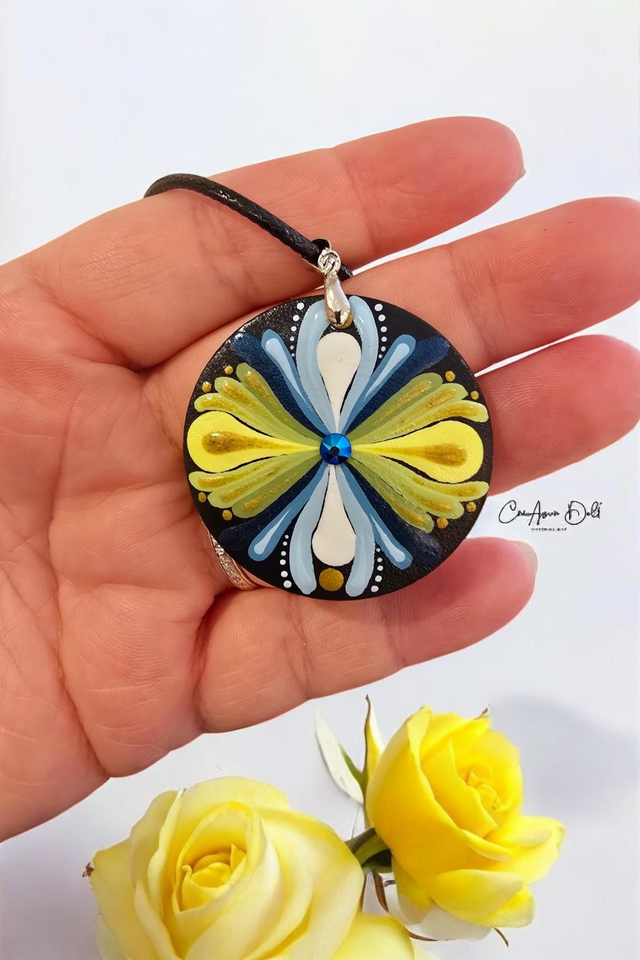 Collier mandala en bois bleu vert et jaune - strass bleu Swarovski