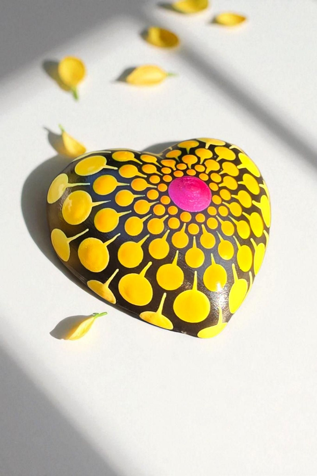 Petit coeur mandala pointillisme fuchsia métallisé, orange et jaune