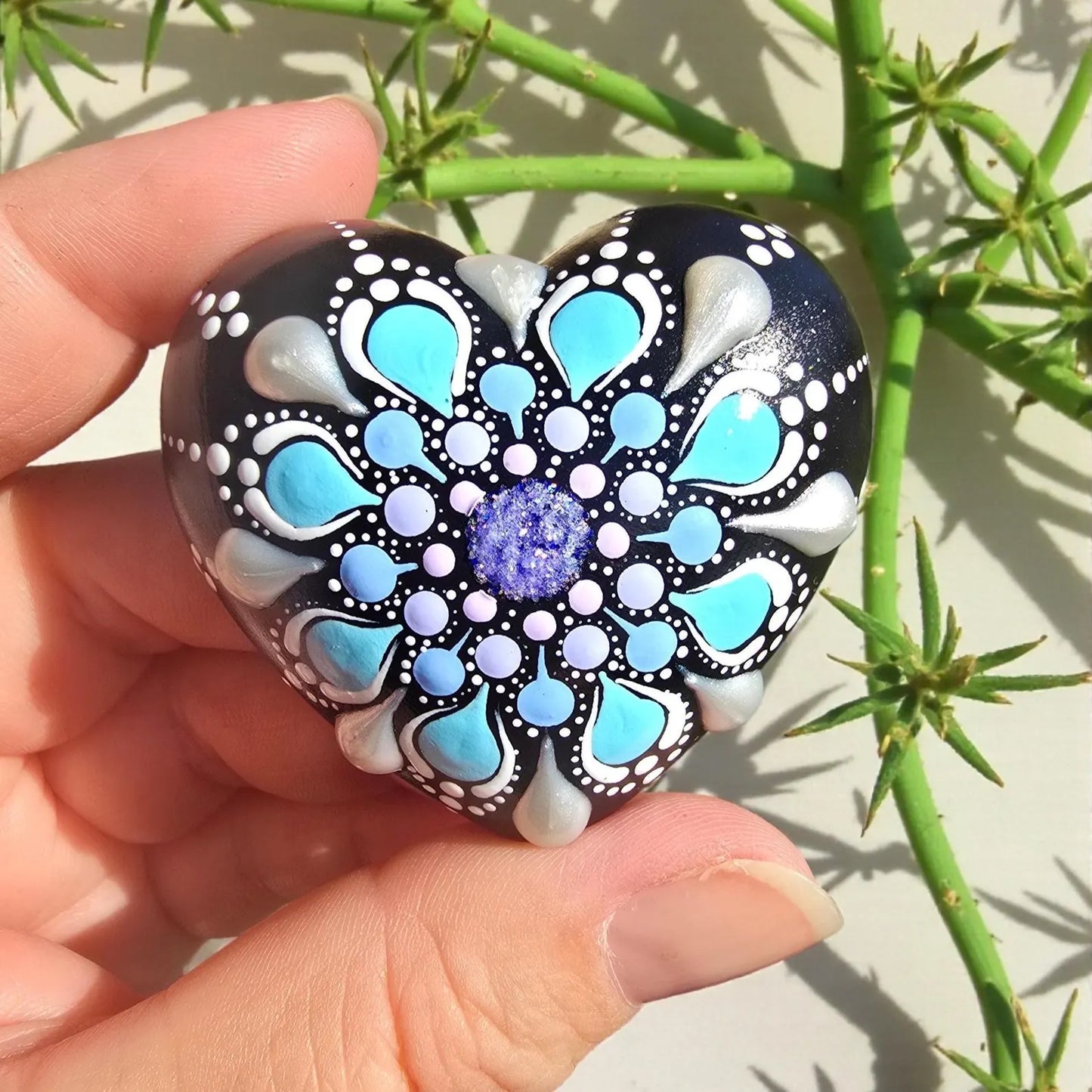 Petit coeur mandala en pointillisme violet pailleté, bleu et blanc nacré