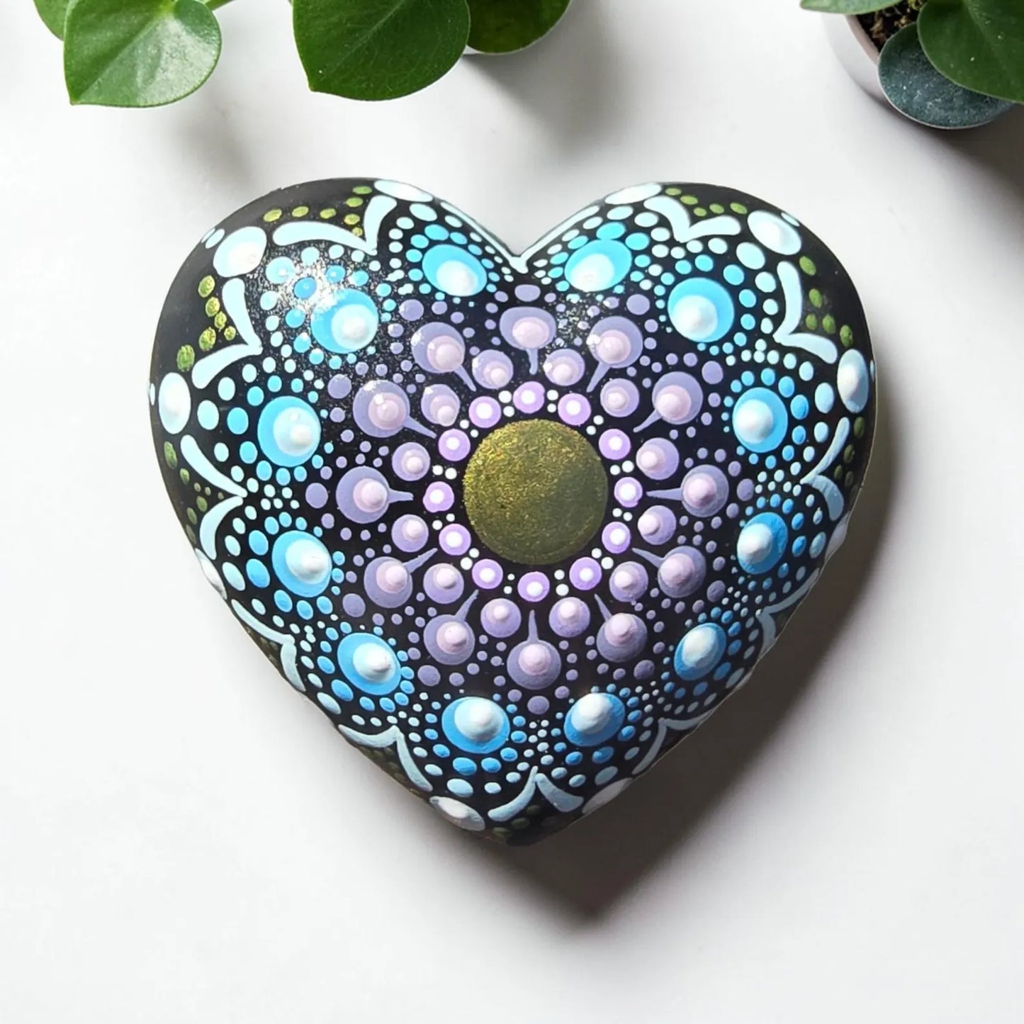 Petit coeur mandala en pointillisme bronze, mauve et bleu – Pierre Méditation Fait Main