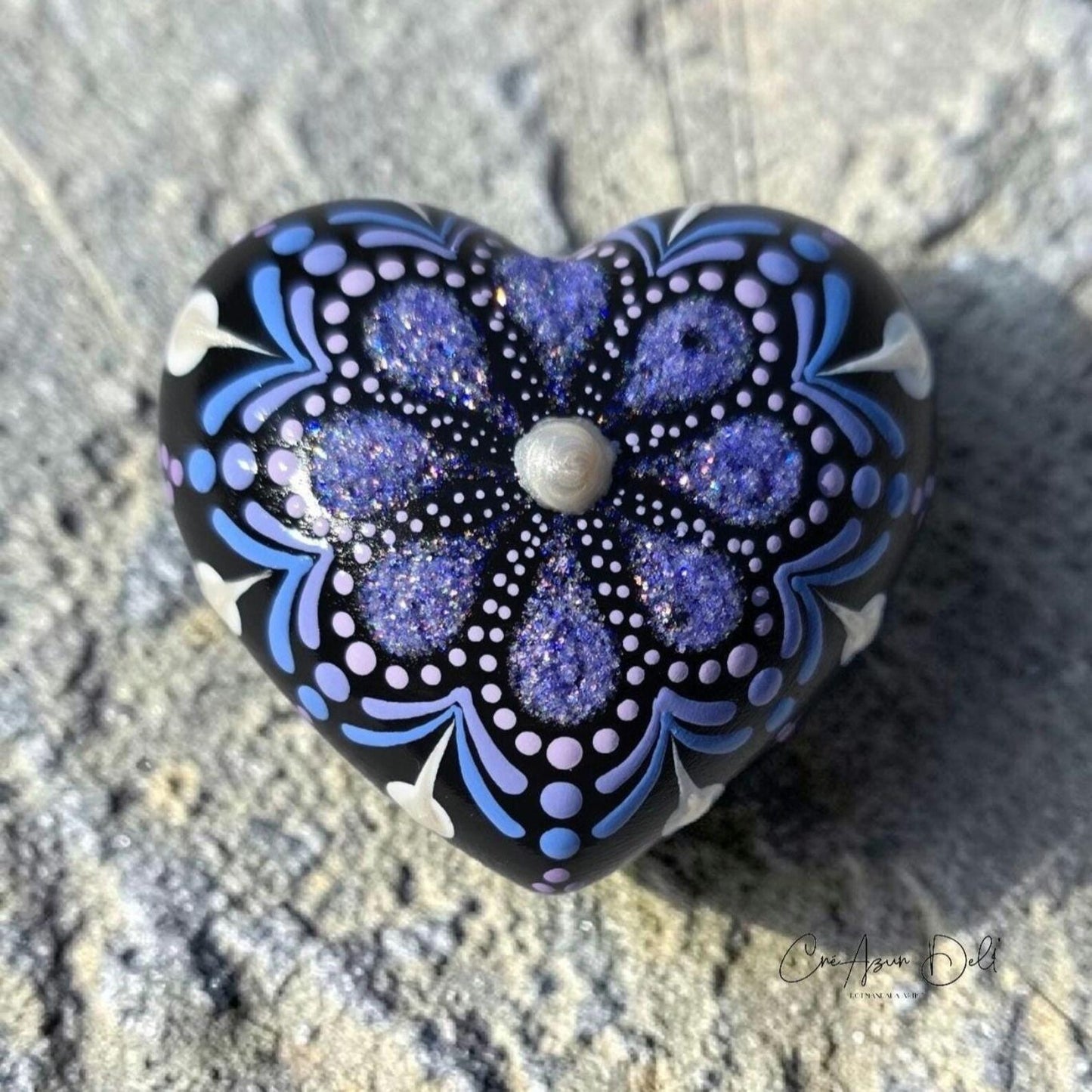 Petit coeur mandala violet pailleté et blanc nacré en plâtre résine