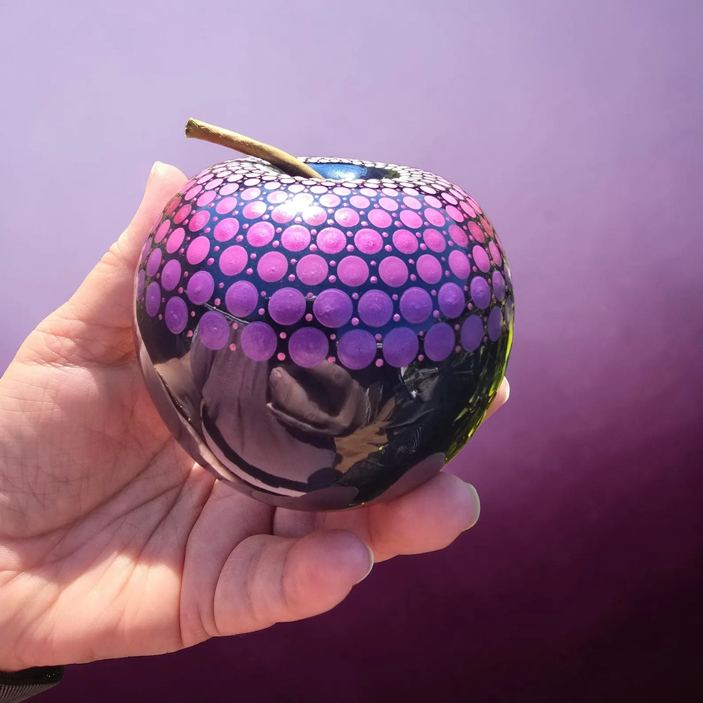 Pomme bleu brillant mandala fuchsia et violet en pointillisme