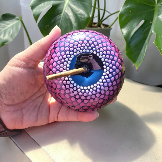 Pomme bleu brillant mandala fuchsia et violet en pointillisme