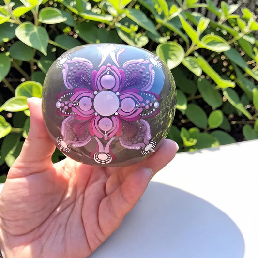 Pomme gris/taupe brillant mandala rose, fuchsia et violet en pointillisme