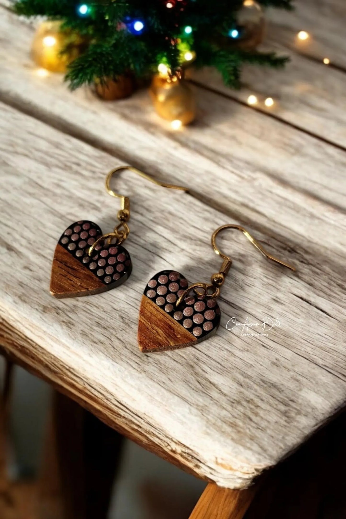 Boucles d’oreilles cœur en bois – Pointillisme rose métallisé 💖