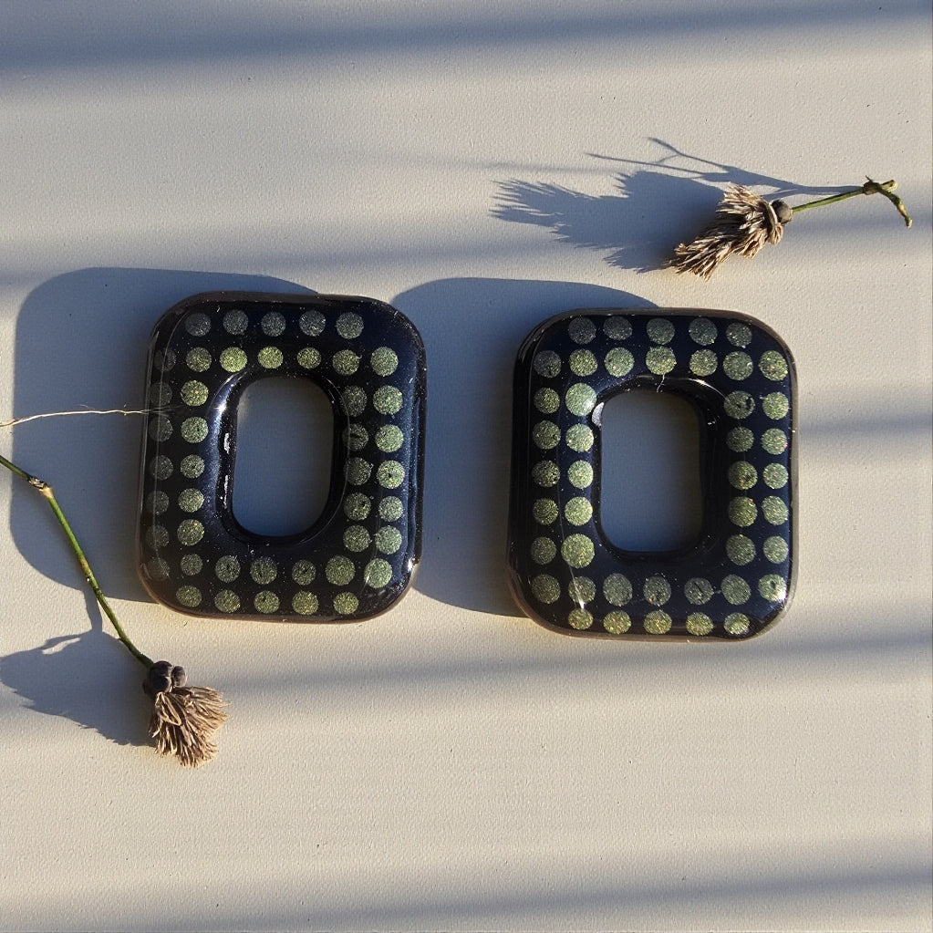 Boucles d’oreilles pampilles rectangulaires en pâte polymère – noir et pointillisme vert métallisé
