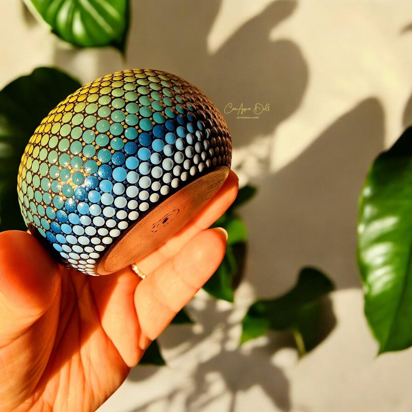 Bougeoir en bois peint en pointillisme vert et bleu