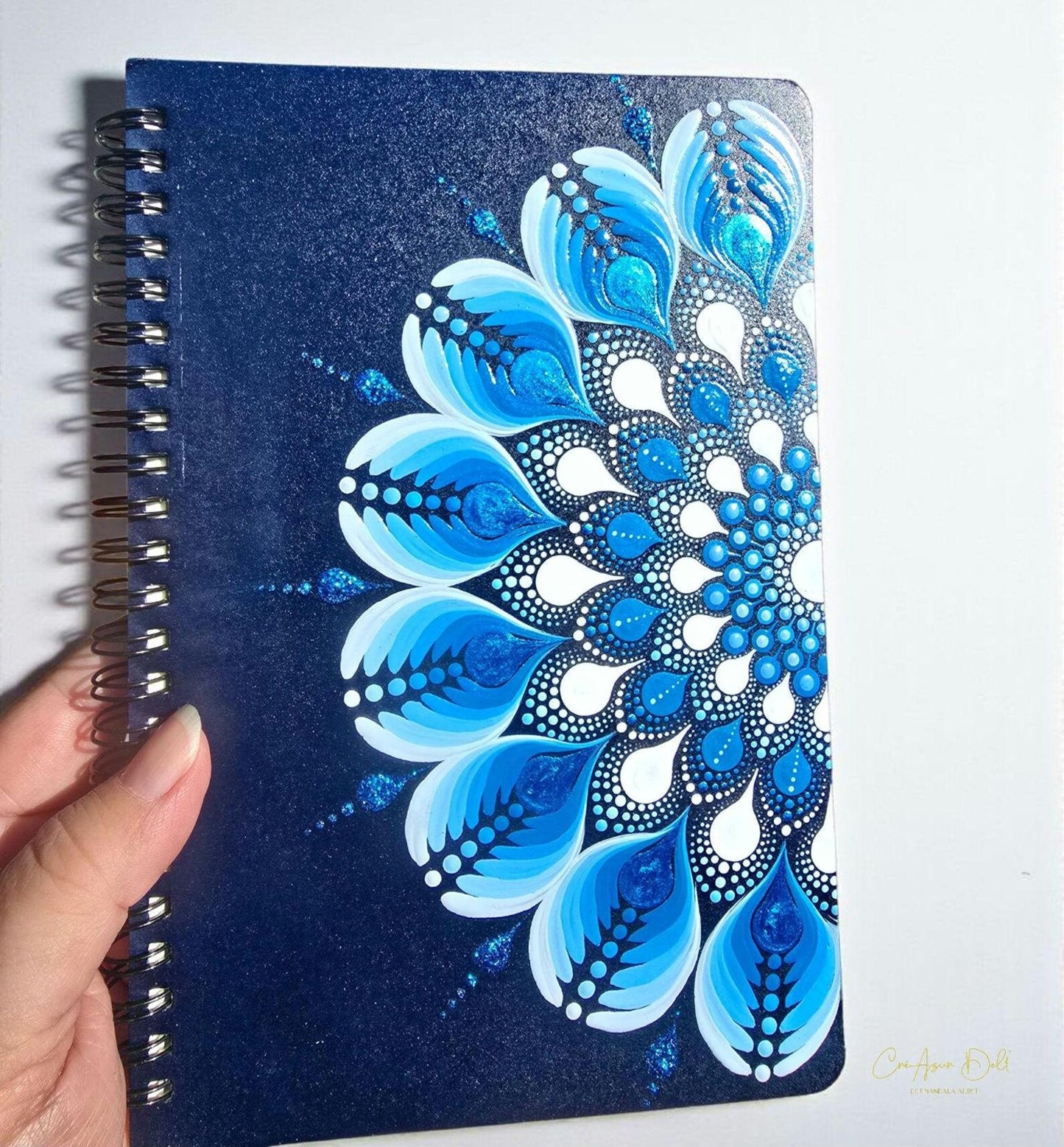 carnet personnalisé par des mandala peint bleu et blanc