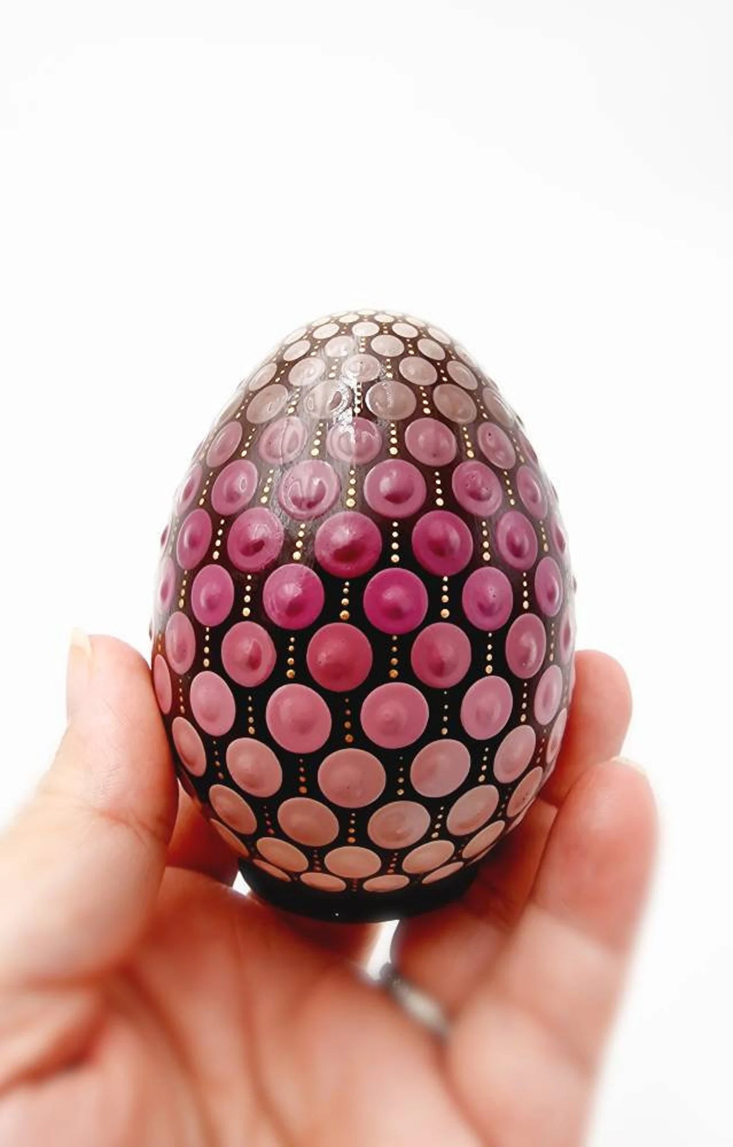 Œuf décoratif en plâtre résine – Dot Painting chocolat/framboise