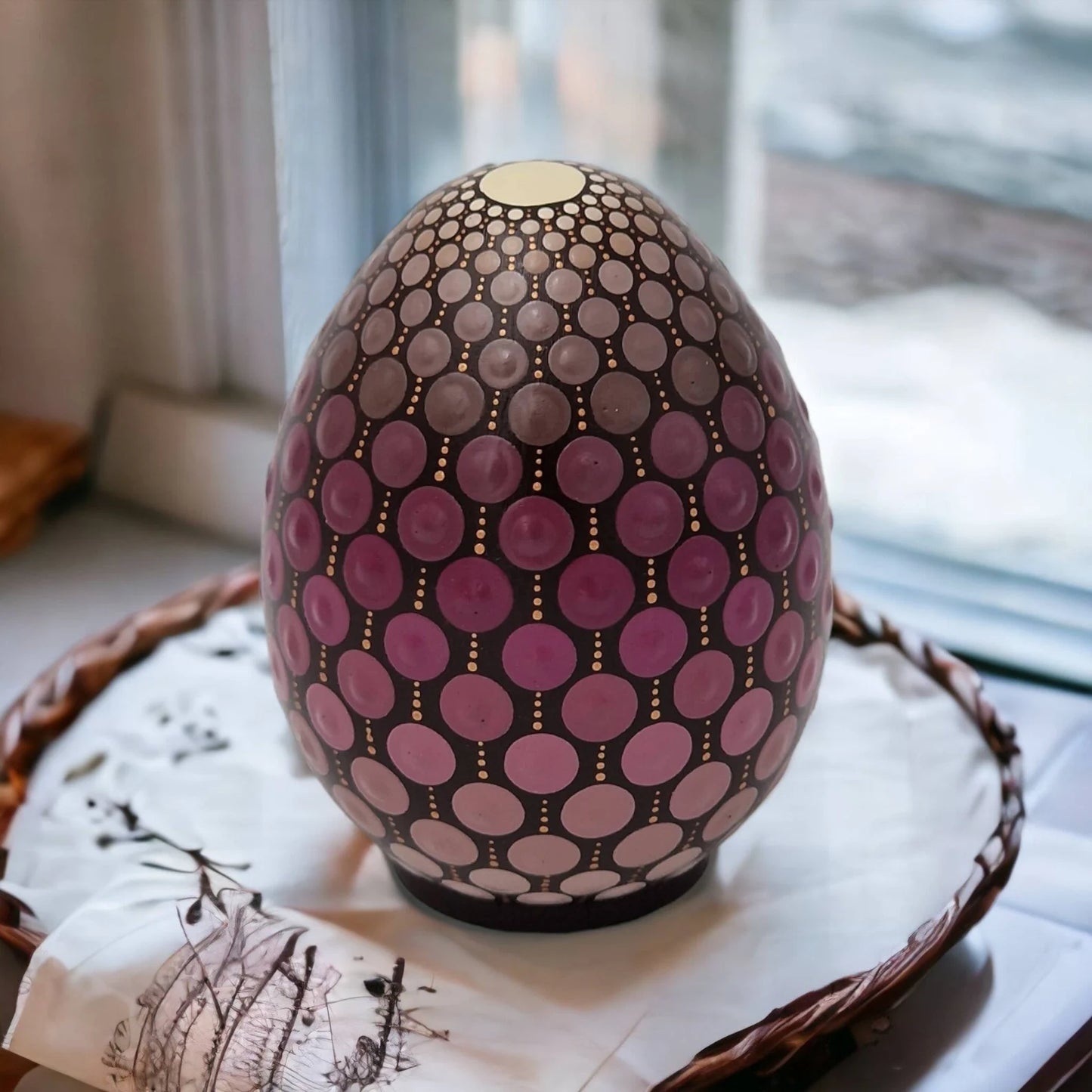 Œuf décoratif en plâtre résine – Dot Painting chocolat/framboise