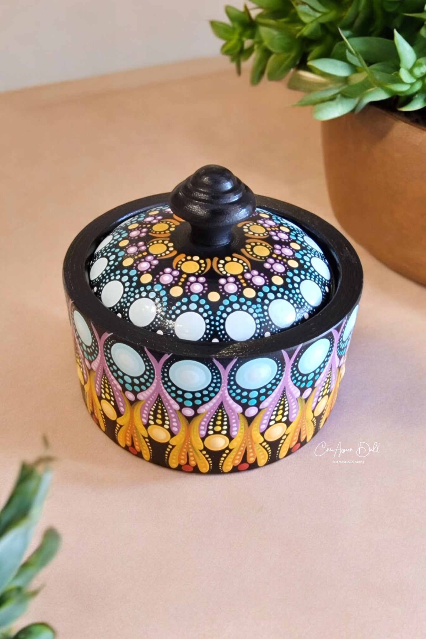 Boîte à bijoux en bois peinte à la main – Mandala en pointillisme orange, rose & bleu