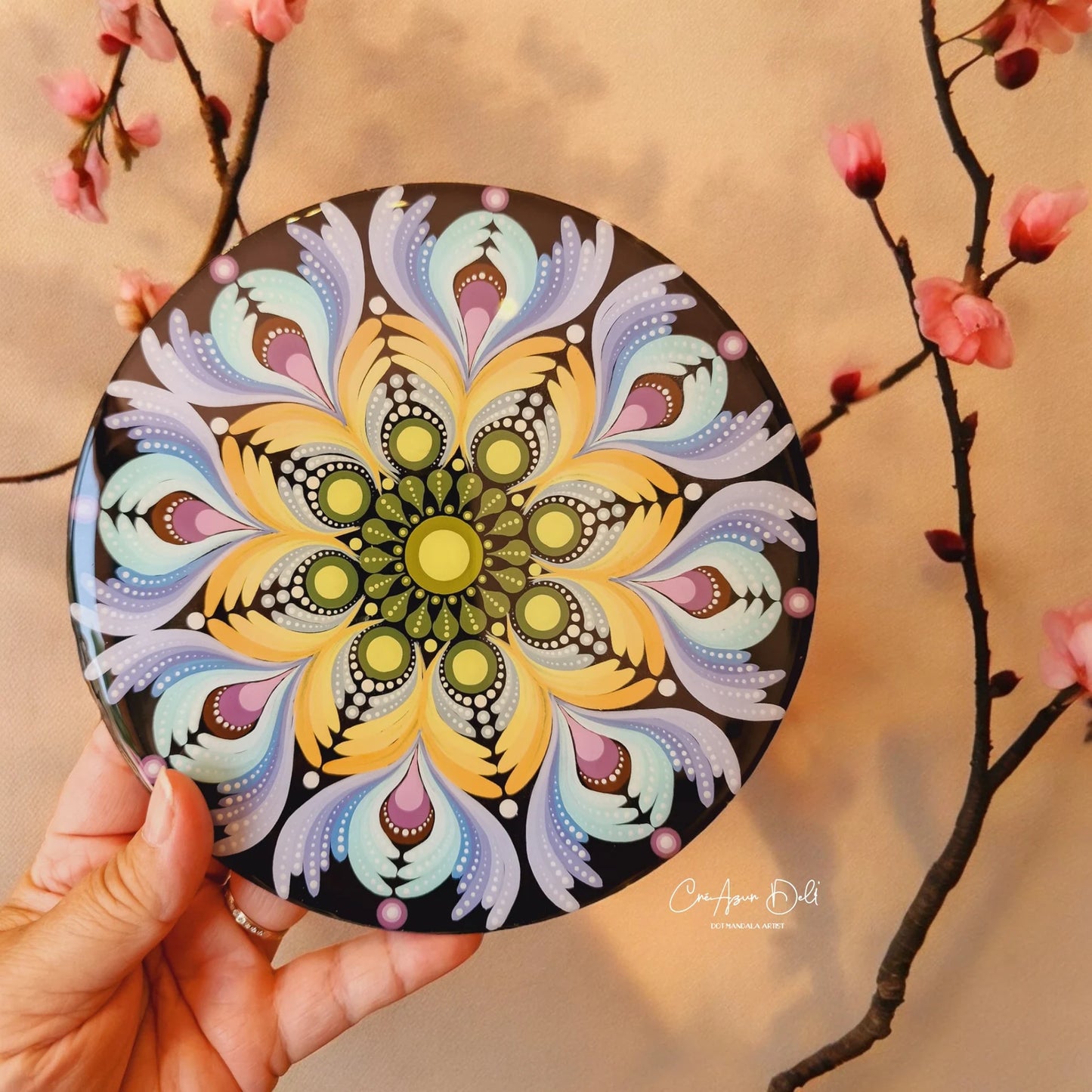 Plateau rond en bois avec mandala et résine époxy alimentaire – Décoration artisanale