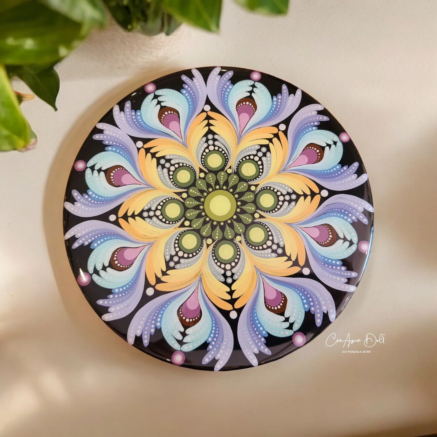 Plateau rond en bois avec mandala et résine époxy alimentaire – Décoration artisanale