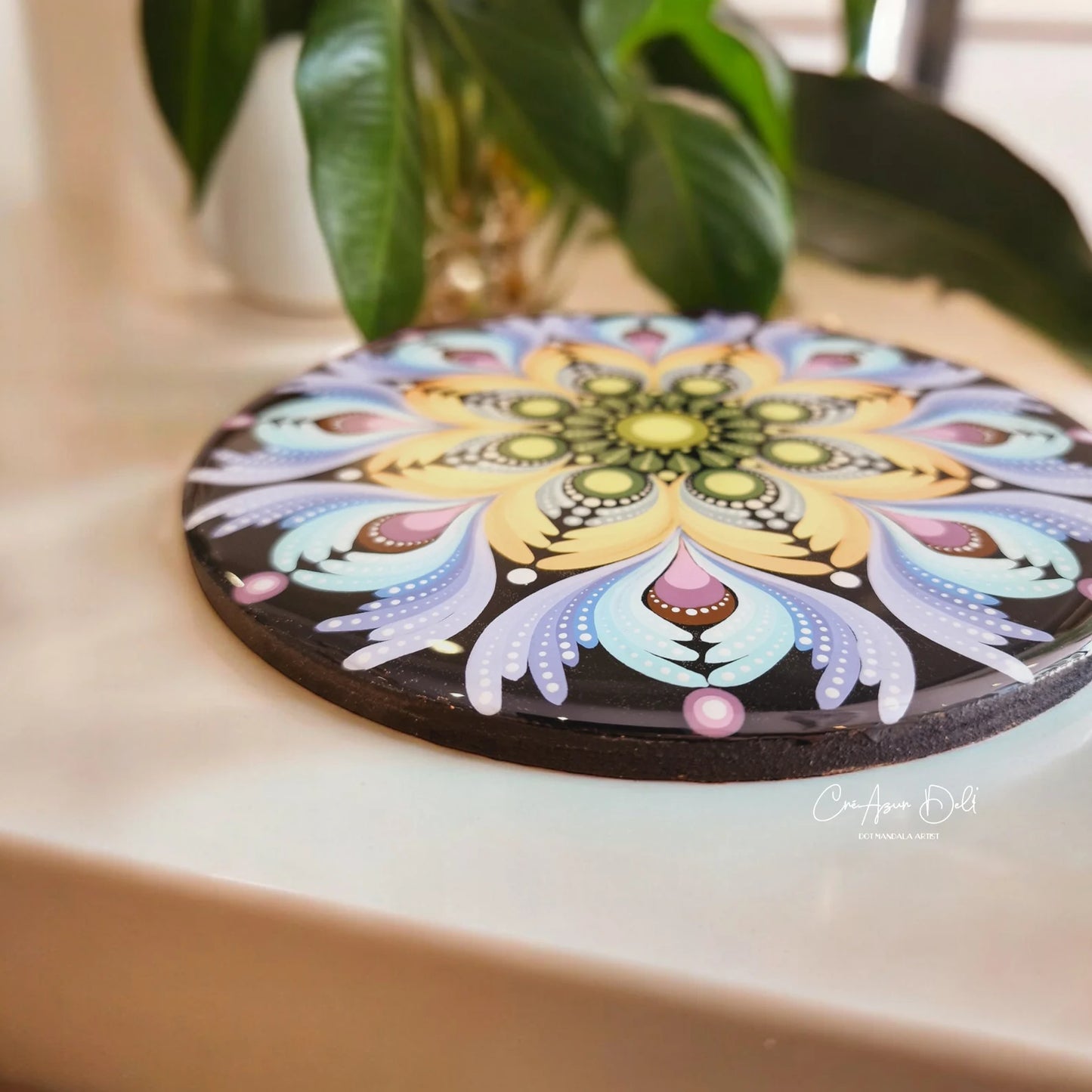 Plateau rond en bois avec mandala et résine époxy alimentaire – Décoration artisanale