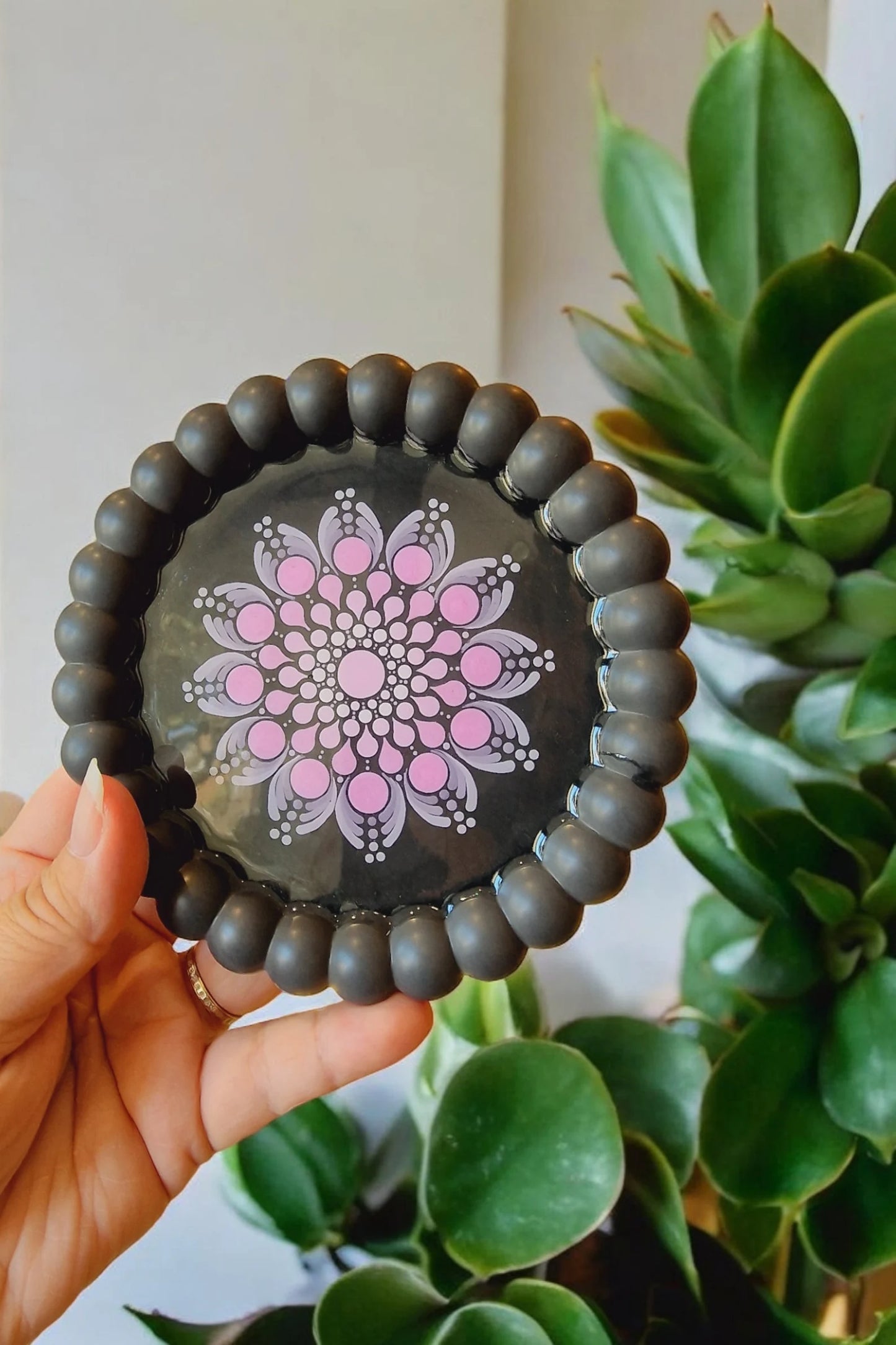 Plateau rond en plâtre avec bulles – Mandala rose et violet en résine époxy
