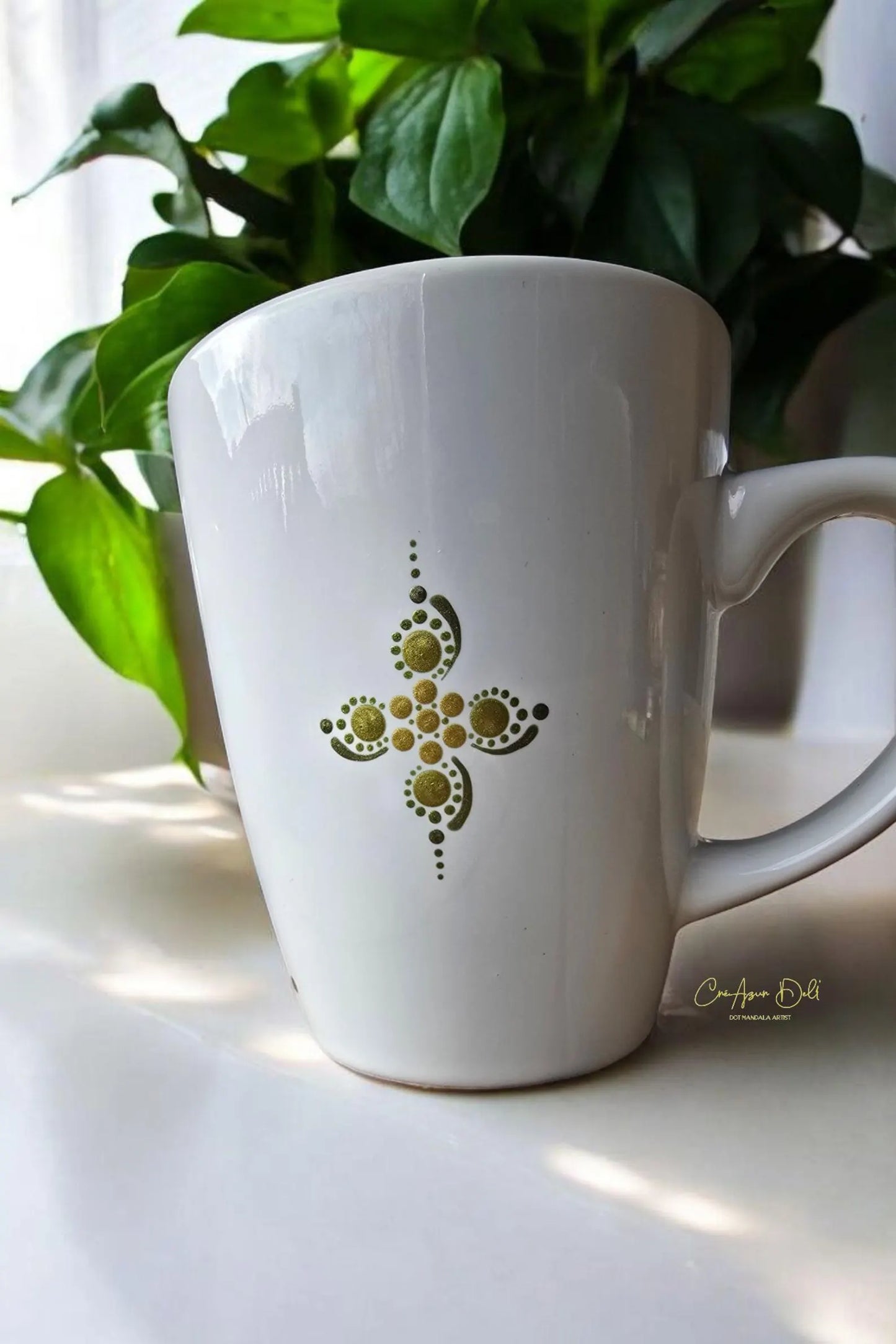 Mug blanc brillant mandala en pointillisme bronze