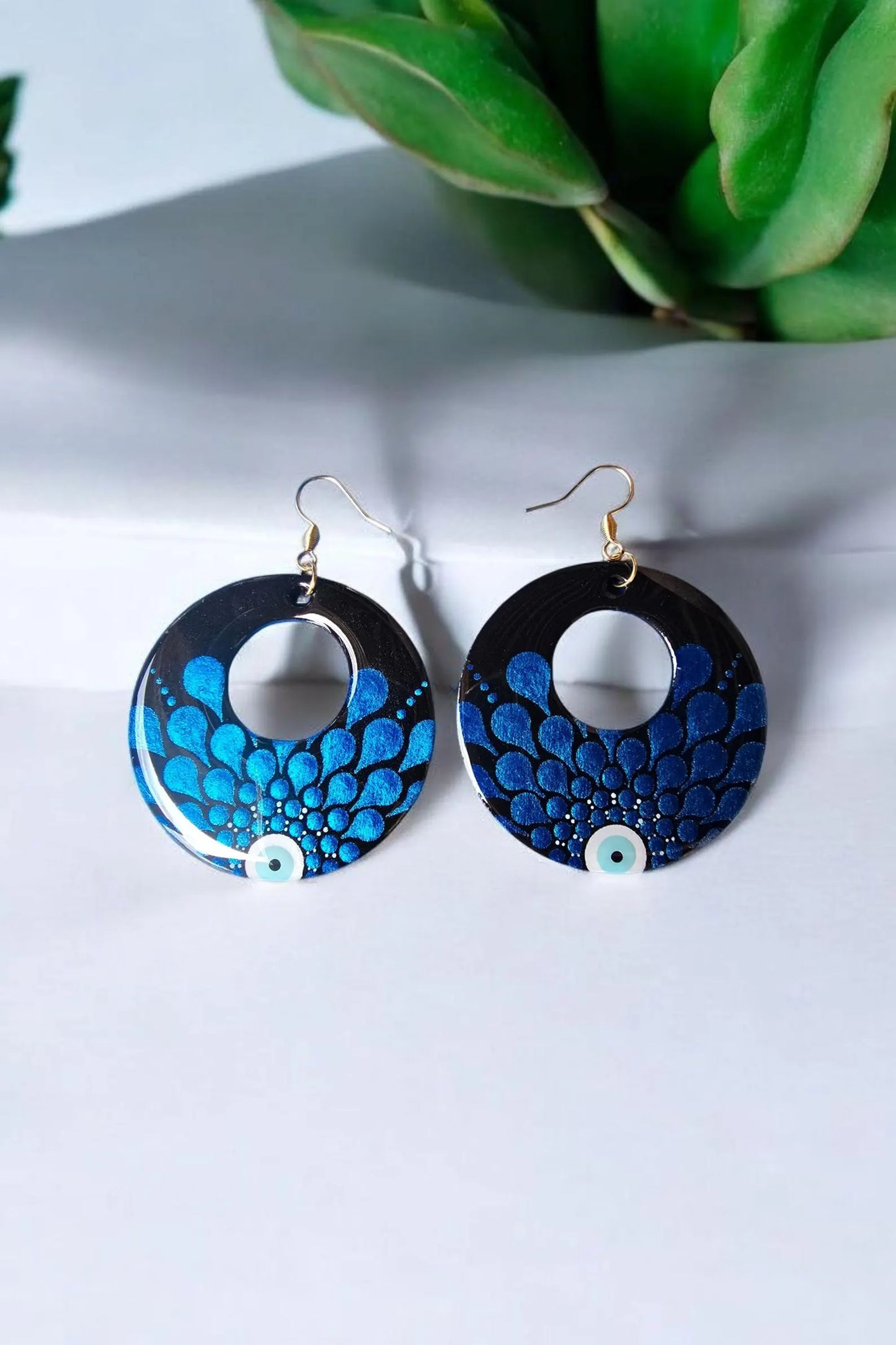 Boucles d’Oreilles en Bois Œil Grec Peintes à la Main – Pointillisme & Résine Brillante