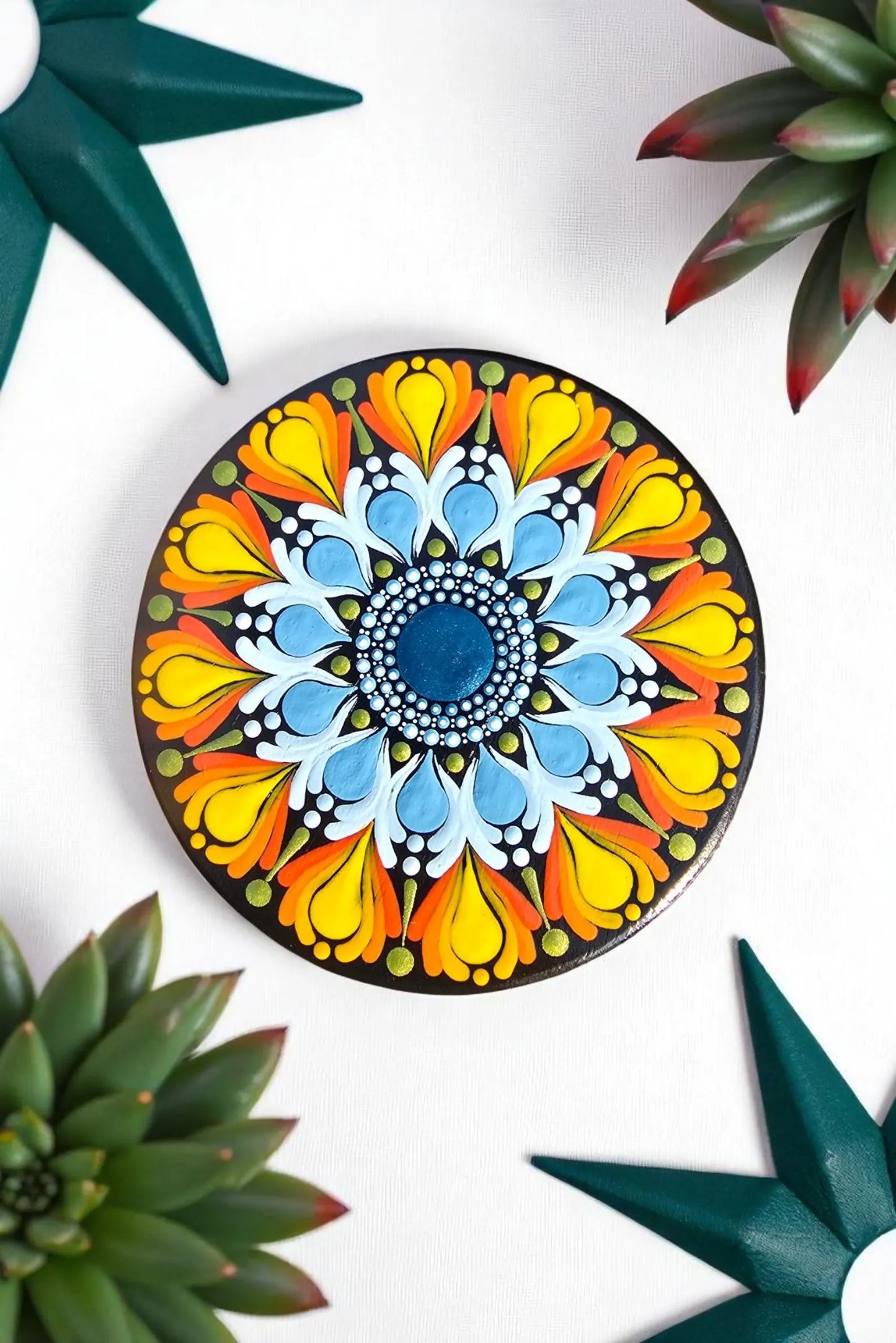 Cendrier en bois noir peint à la main – Mandala bleu, orange et vert métallisé