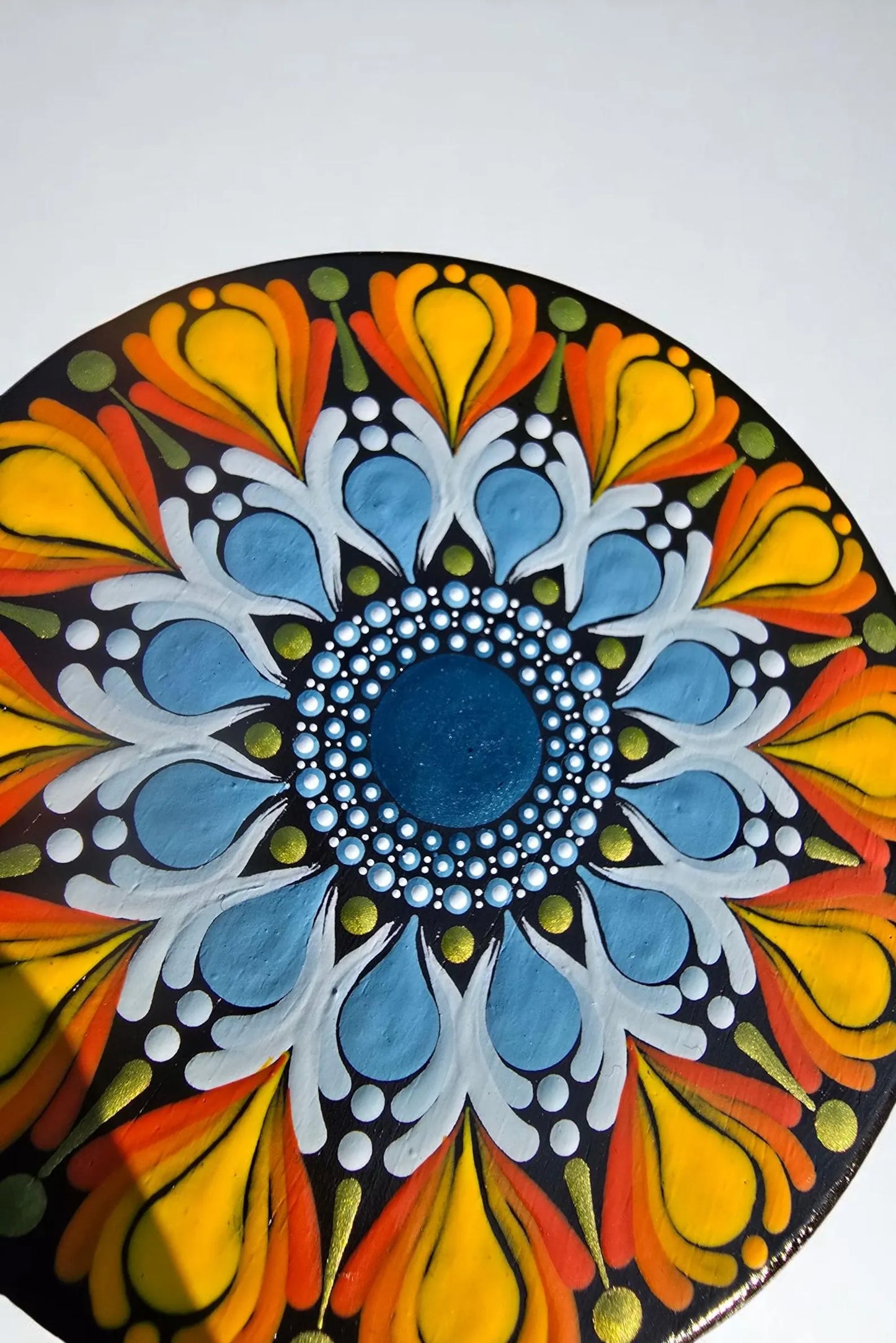 Cendrier en bois noir peint à la main – Mandala bleu, orange et vert métallisé