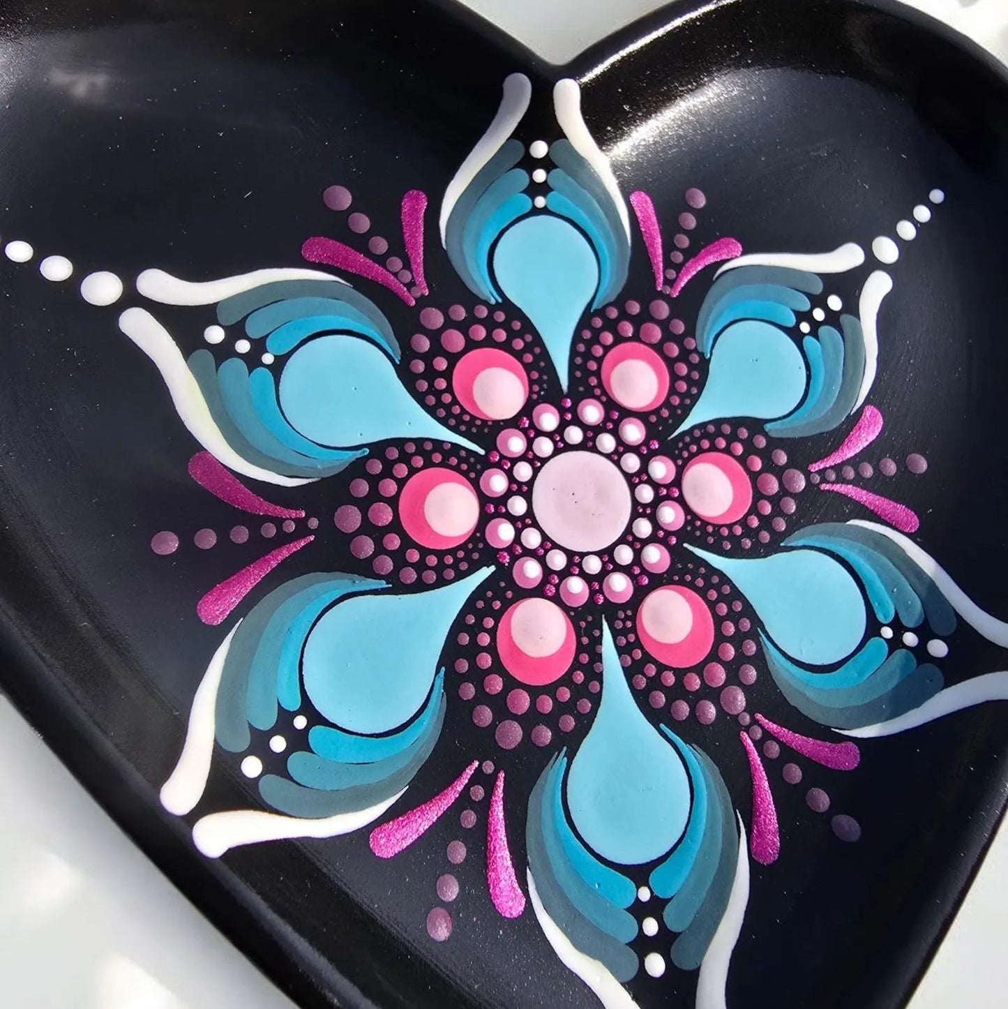 Coupelle à bijoux cœur – Mandala bleu & fuchsia en pointillisme