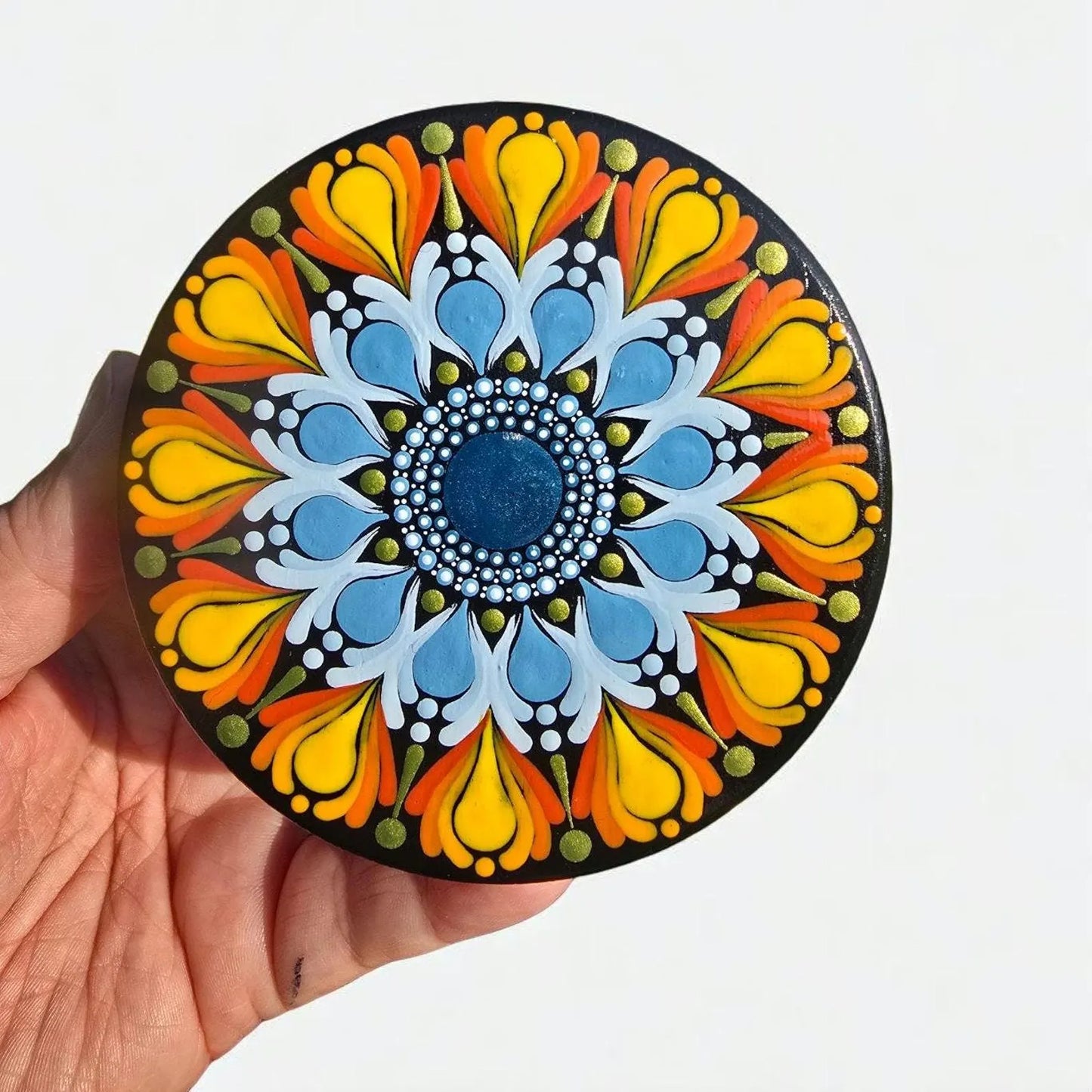 Cendrier en bois noir peint à la main – Mandala bleu, orange et vert métallisé