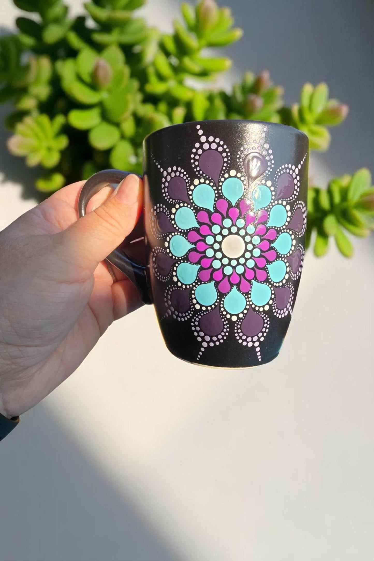 Tasse noire mandala bleu & violet – Peinte à la main en pointillisme